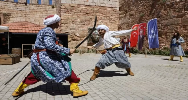 Bursa Zindankapı’da Türk kılıçları çekildi