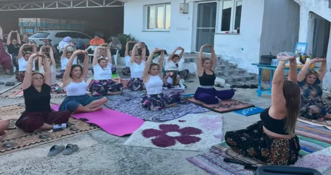 Çanakkale’de şalvarla yoga yaptılar!