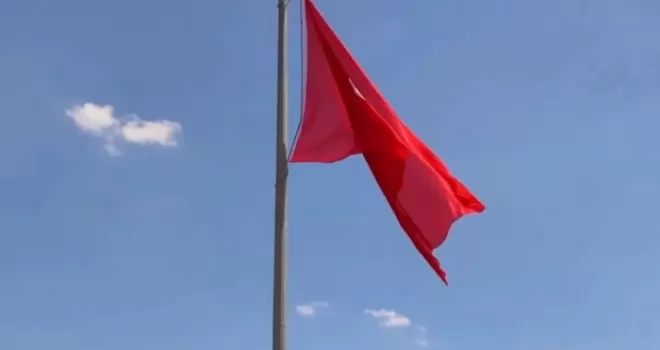 Ceylanpınar’da yıpranan Türk bayrağı yenilendi