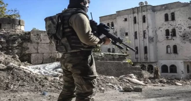 Çocuklarının gözü önünde şehit ettiler