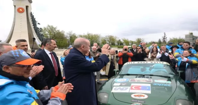 Cumhurbaşkanı Erdoğan, ralli kafilesini Külliye’den uğurladı