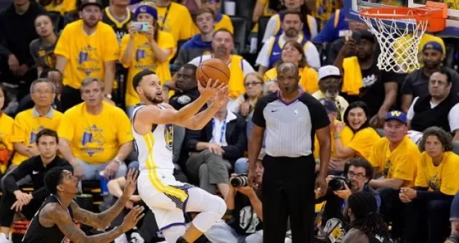 Curry play-off'lara rekorla başladı