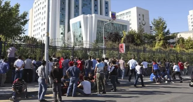 Darbeci üsteğmenden 'içeri girmeye çalışırlarsa vururuz' tehdidi