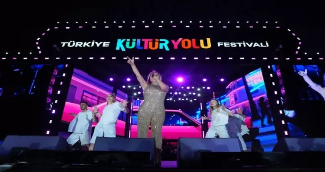 Demet Akalın, coşkuyu Bursa’da zirveye taşıdı