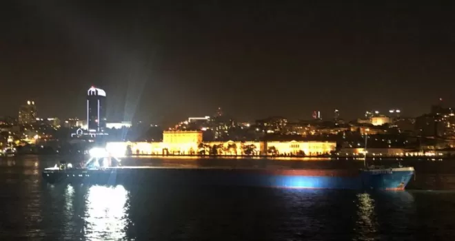 Demir çelik yüklü gemi Dolmabahçe Sarayı önünde arıza yaptı
