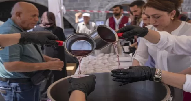 Diyarbakır’da Ulu Cami önünde reyhan şerbeti ikramı