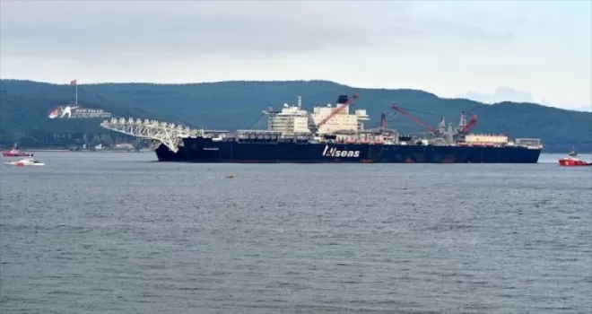 Dünyanın en büyük inşaat gemisi Çanakkale Boğazı'ndan geçti