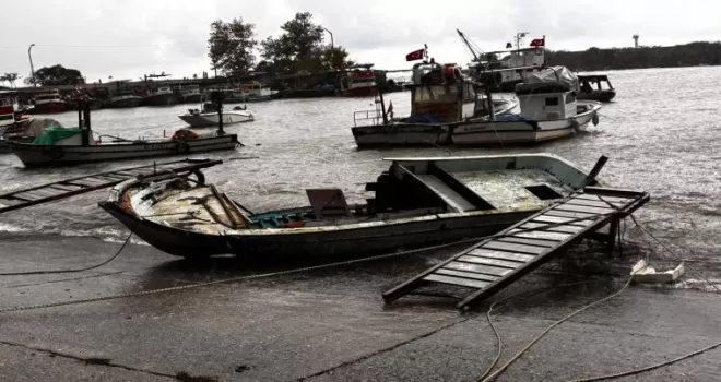 Düzce Akçakoca’da fırtına 14 tekneye zarar verdi