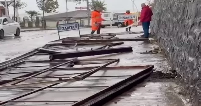 Düzce Akçakoca’da fırtına tabelaları devirdi