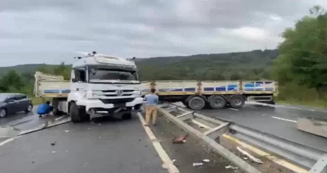 Düzce Akçakoca’da TIR makas attı, trafiği kilitledi!