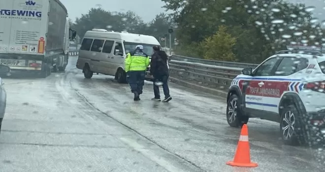 Düzce-Akçakoca yolunda araç ters döndü!