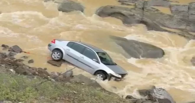 Düzce’de araç kontrolden çıktı... Dereye yuvarlandı!