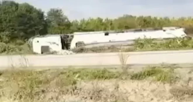 Düzce’de benzin yüklü tanker devrildi