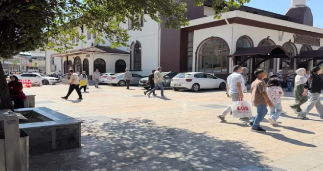 Düzce’de burası cami avlusu mu, otopark mı?