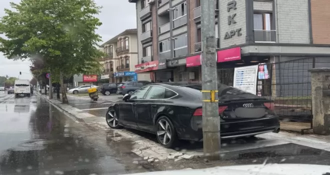 Düzce’de kaldırımlar araç işgali altında!