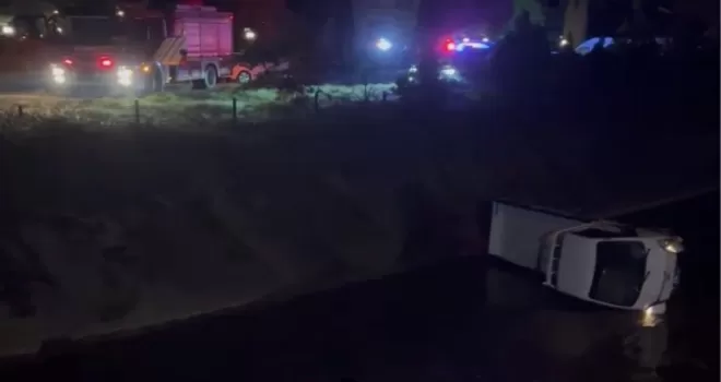 Düzce’de kamyonet su kanalına devrildi!