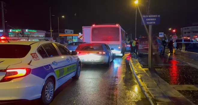 Düzce’de kırmızı ışıkta bekleyen araca minibüs çarptı!