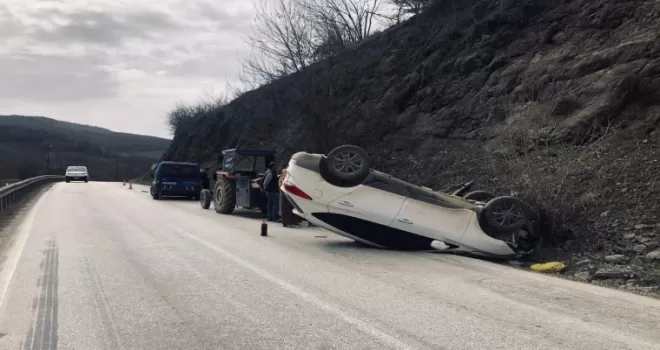 Düzce’de otomobil şarampole devrildi