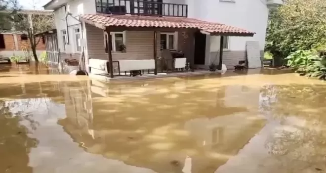 Düzce’de sağanak yağış su baskınlarına neden oldu