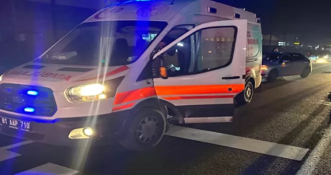 Düzce’de zincirleme kaza! Işıkta bekleyen iki araca çarpıp kaçtı!