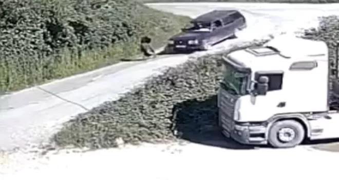 Düzce Yığılca’da otomobilin çarptığı kadın yere savruldu