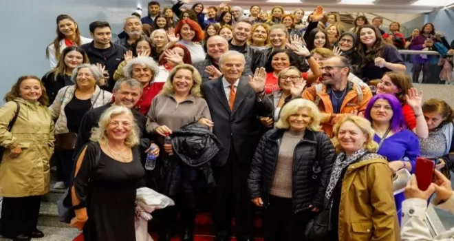 Efsane oyuncu Altın Portakal’da ayakta alkışlandı
