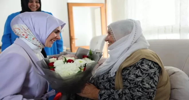 Elazığ’ın fenomen babaannesine Bakan Göktaş’tan sürpriz ziyaret