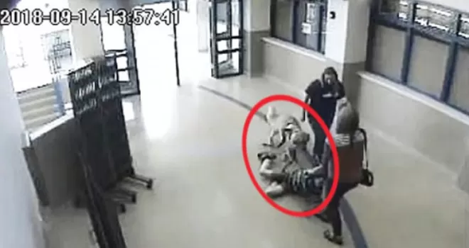 Engelli çocuğu köpeğe bağlayarak yerlerde sürüklediler!