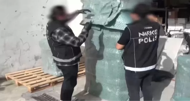 Esenyurt’ta kargoya gizlenmiş 28 kiloluk uyuşturucu ele geçirildi