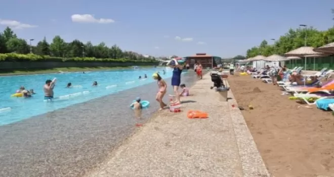 Eskişehir'de yapay plaj sezonu açıldı