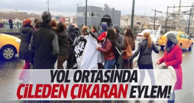 Eylemci kadınlar Galata Köprüsü’nde yolu kapattı