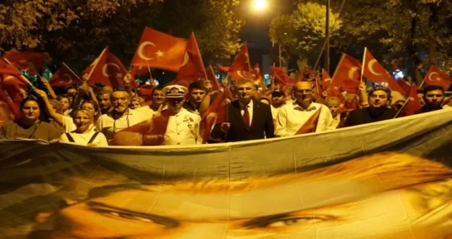 Fener alayı Gölcük’ü aydınlattı