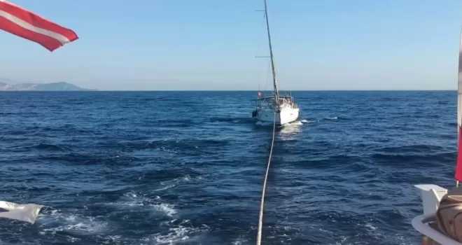 Fethiye açıklarında sürüklenen teknedeki 5 kişi kurtarıldı