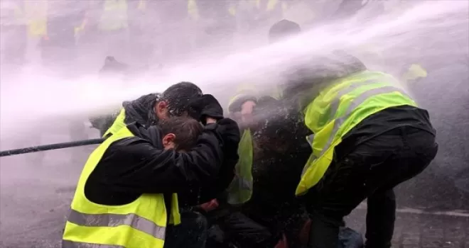 Fransa'da hükümete 'sarı yelekliler'e ilişkin gensoru önergesi hazırlığı