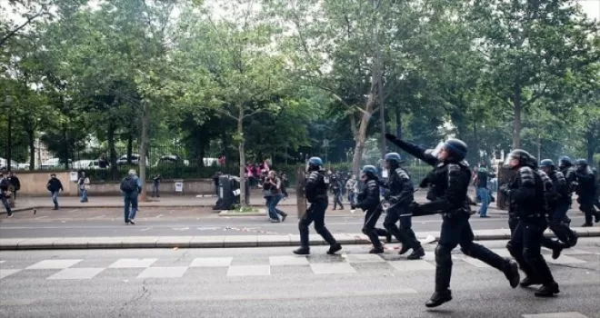 Fransa'da 'sarı yelekliler'in gösterileri başladı