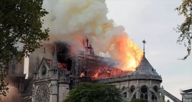 Fransa'nın sembolü Notre Dame alevlere teslim oldu