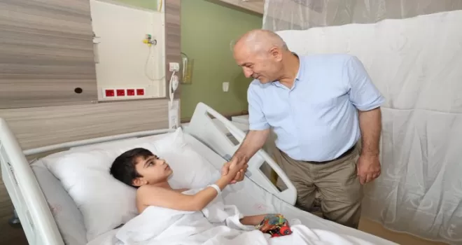 Gebze’de sünnet olan miniklere moral ziyareti