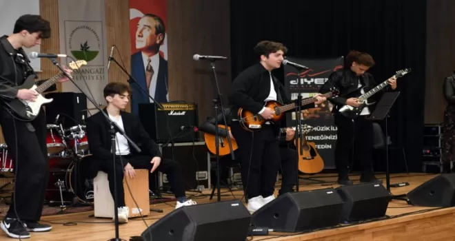 Genç müzisyenler final için sahnede