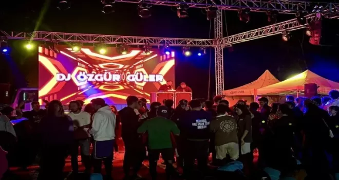 Gençler İzmir Foça kampında gönüllerince eğlendi