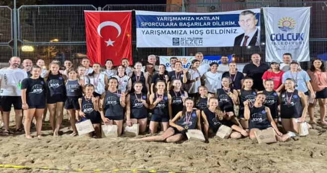 Gölcük’te minik voleybolcular plajda ödüllendi