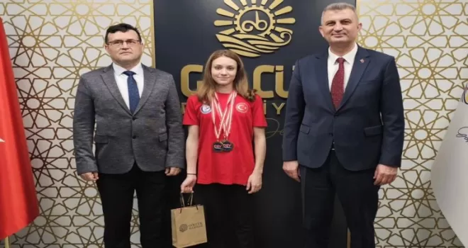 Gölcüklü şampiyon milli yüzücüden Başkan Sezer’e ziyaret