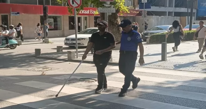 Görme engelli vatandaşa Kocaeli Zabıtası’ndan destek eli