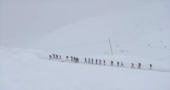 Hakkari'de 2 bin 800 rakımlı bölgeye doğa yürüyüşü