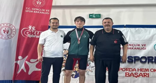 Halter ve güreşte Karatay rüzgarı
