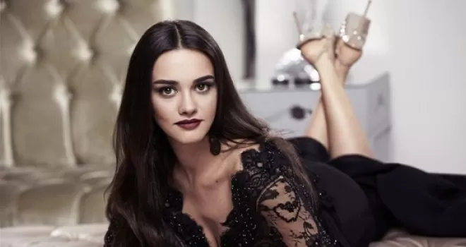 Hande Soral kimdir?