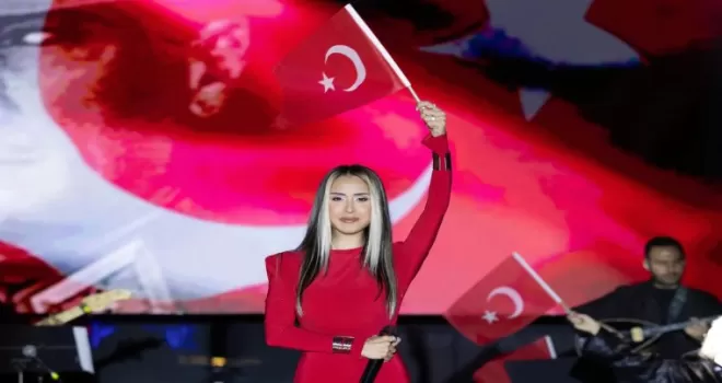 Hande Ünsal’dan Cumhuriyet’e kırmızı imza