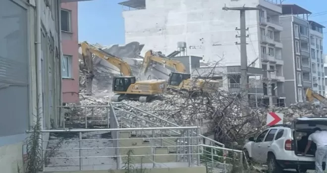 Hatay’da riskli binaların yıkımı devam ediyor