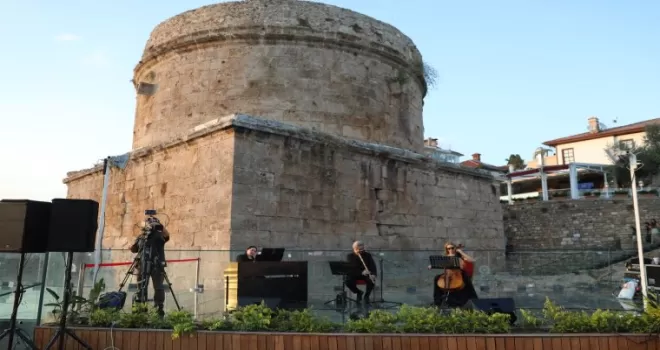 Hıdırlık Kulesi’nde Akdeniz manzarasına müzik eşlik etti