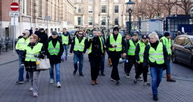 Hollanda'da sarı yeleklilerden protesto gösterisi