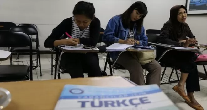 İkiz kuzulara 'bebek gibi' bakıyor